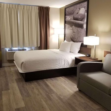 Super 8 By Wyndham Winnipeg West Buitenkant foto