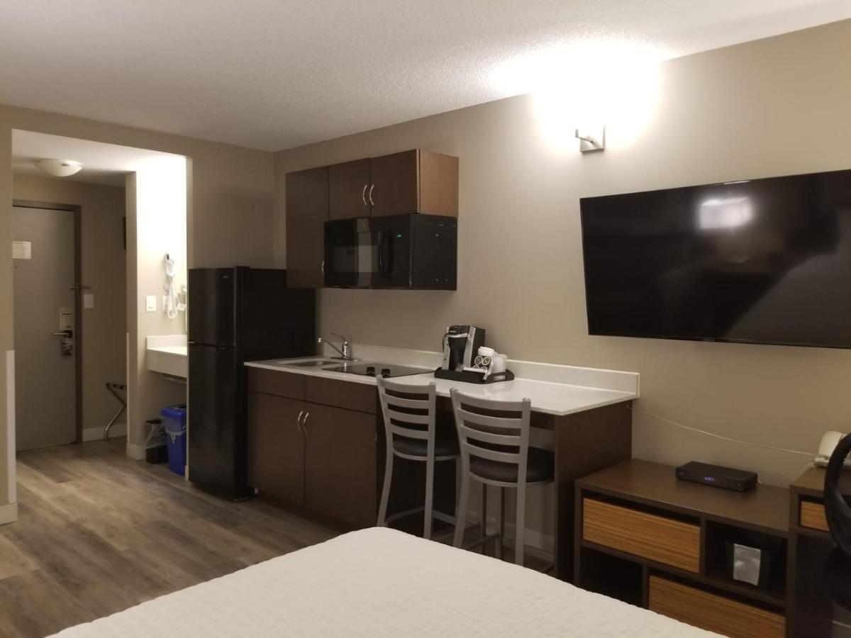 Super 8 By Wyndham Winnipeg West Buitenkant foto