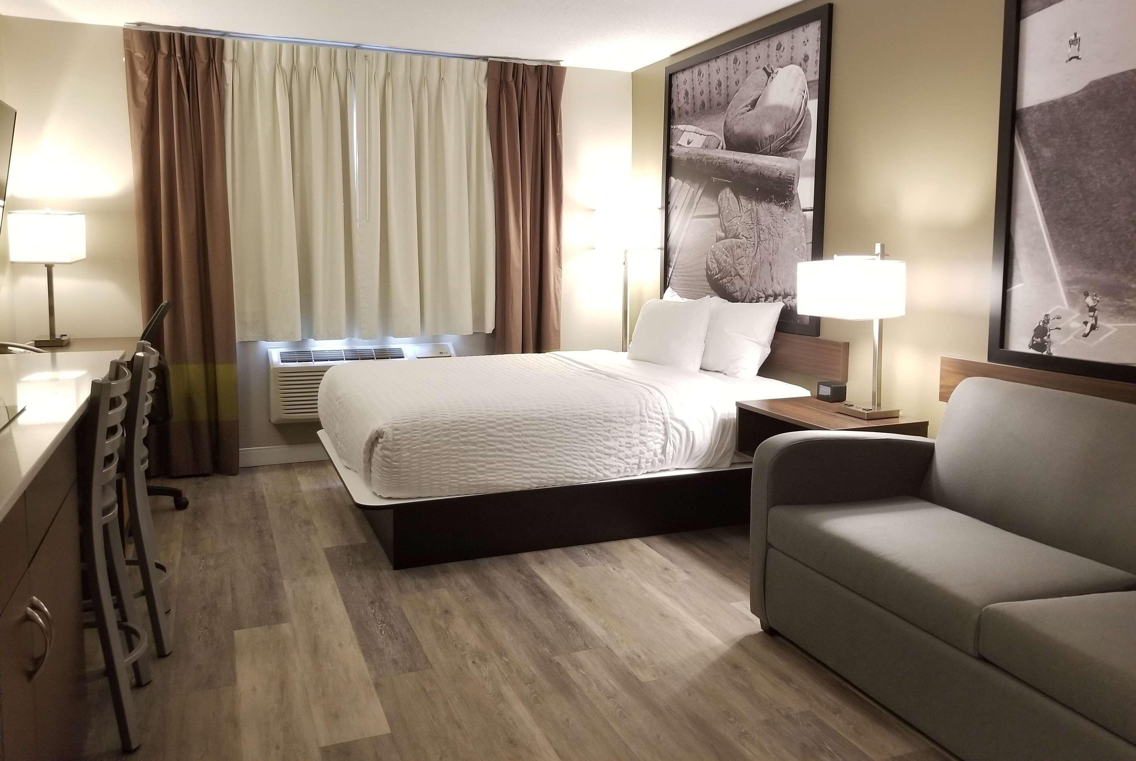 Super 8 By Wyndham Winnipeg West Buitenkant foto