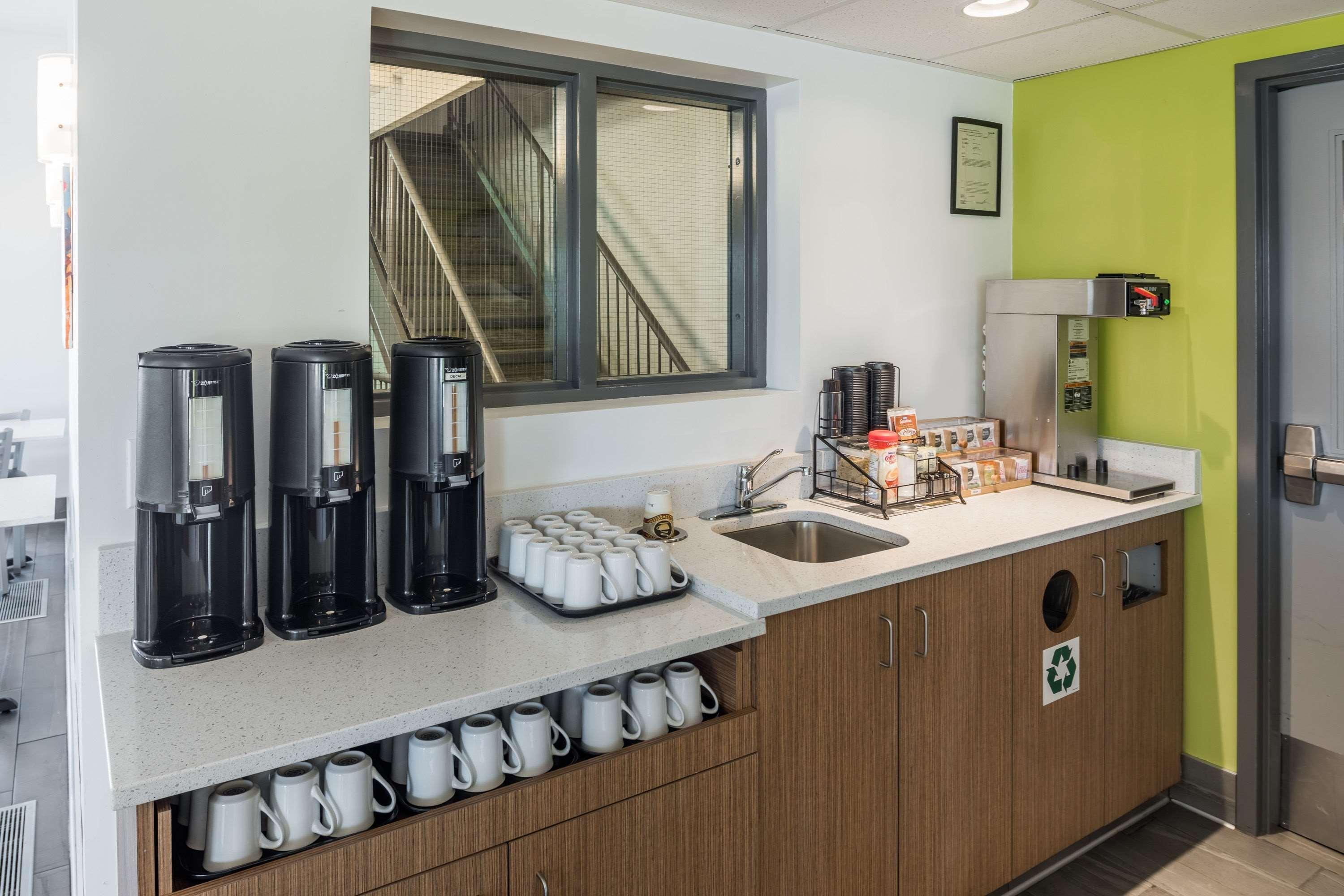 Super 8 By Wyndham Winnipeg West Buitenkant foto