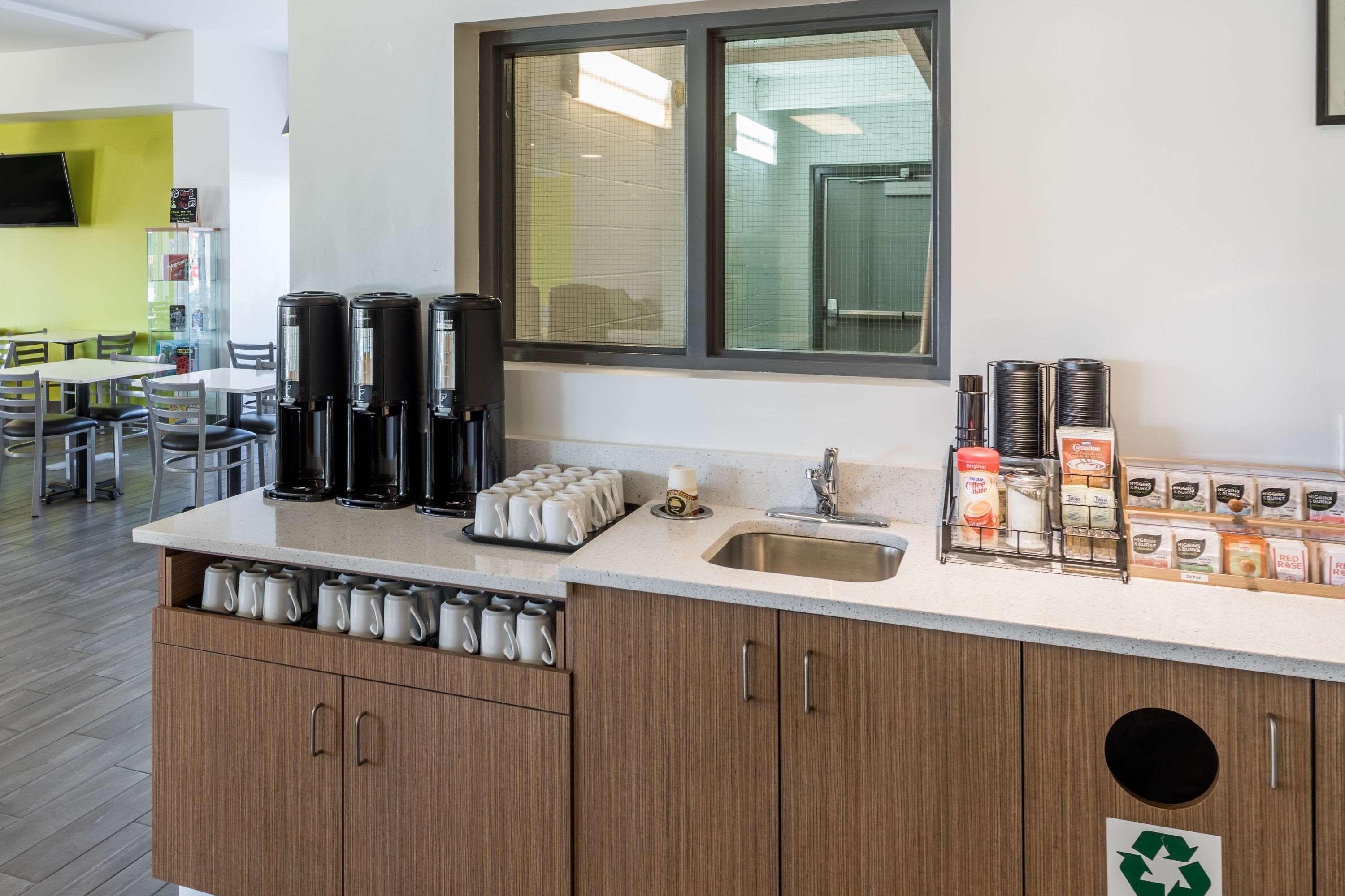 Super 8 By Wyndham Winnipeg West Buitenkant foto