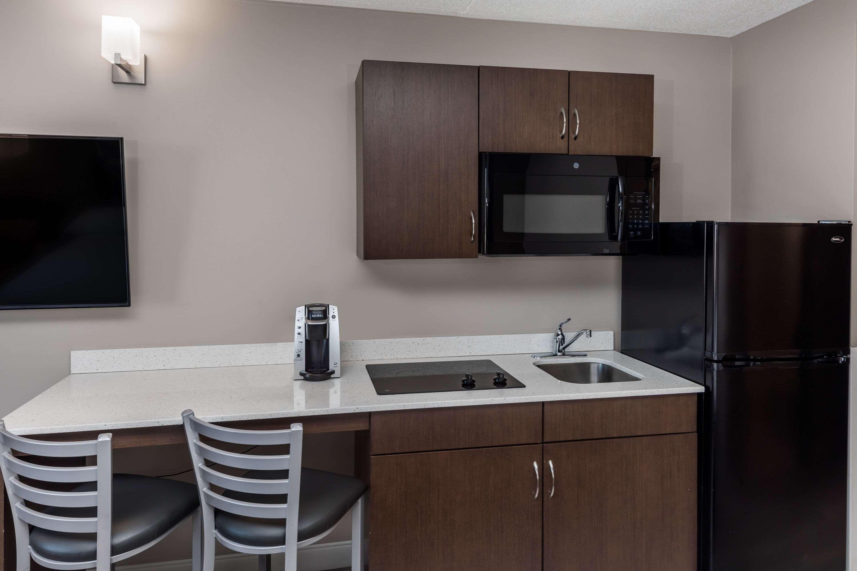 Super 8 By Wyndham Winnipeg West Buitenkant foto