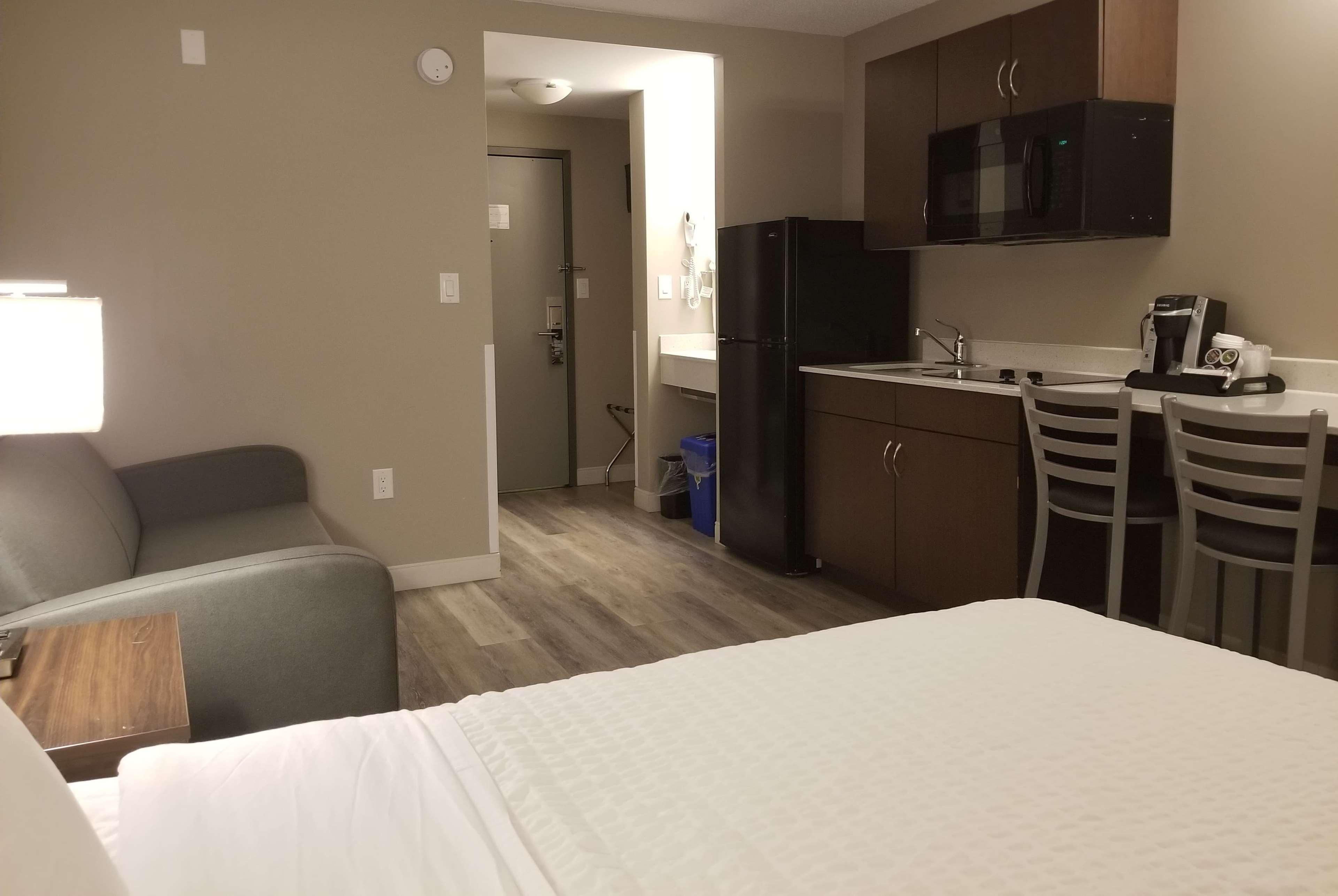 Super 8 By Wyndham Winnipeg West Buitenkant foto