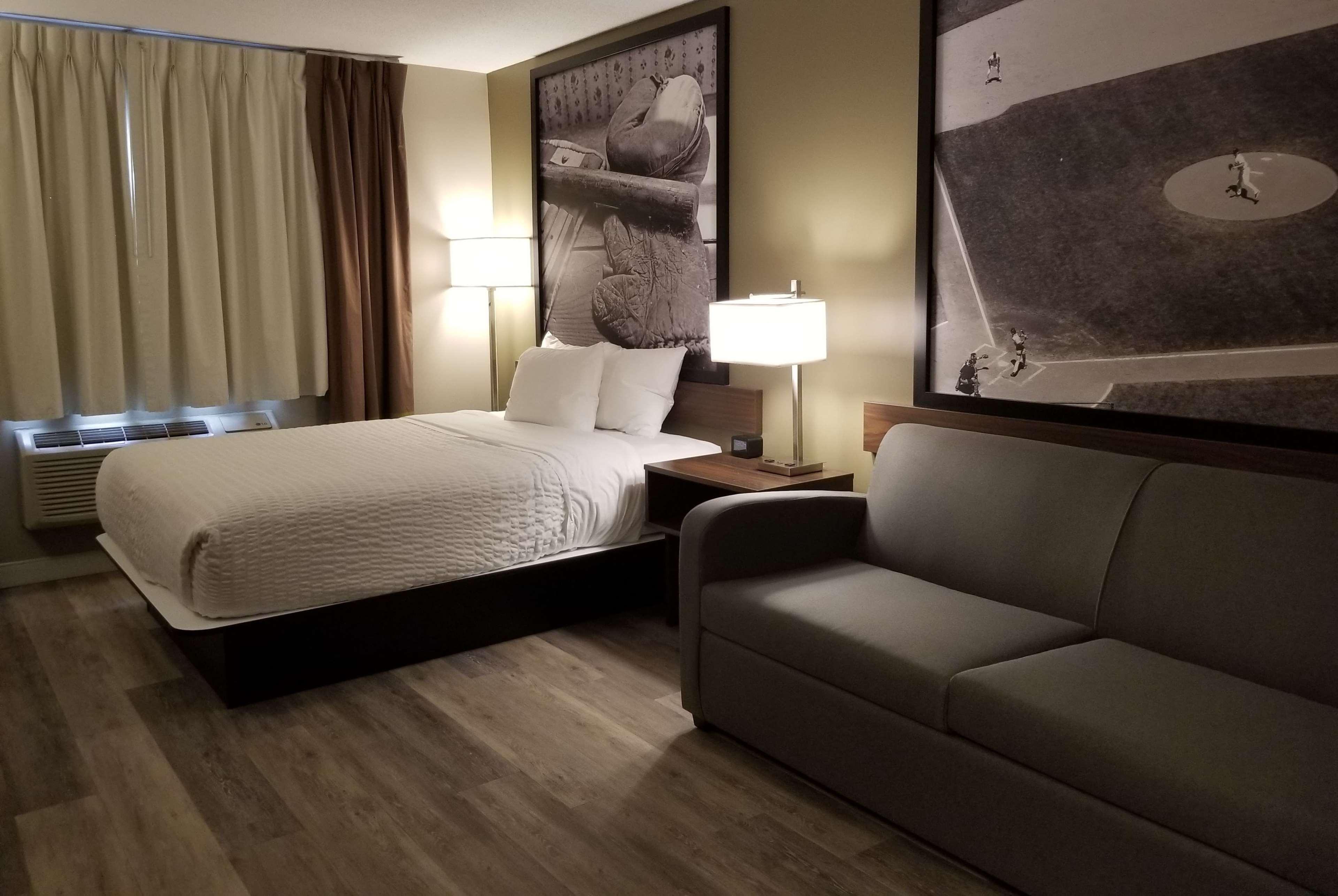Super 8 By Wyndham Winnipeg West Buitenkant foto