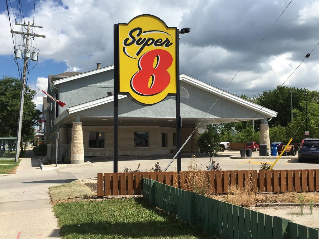 Super 8 By Wyndham Winnipeg West Buitenkant foto