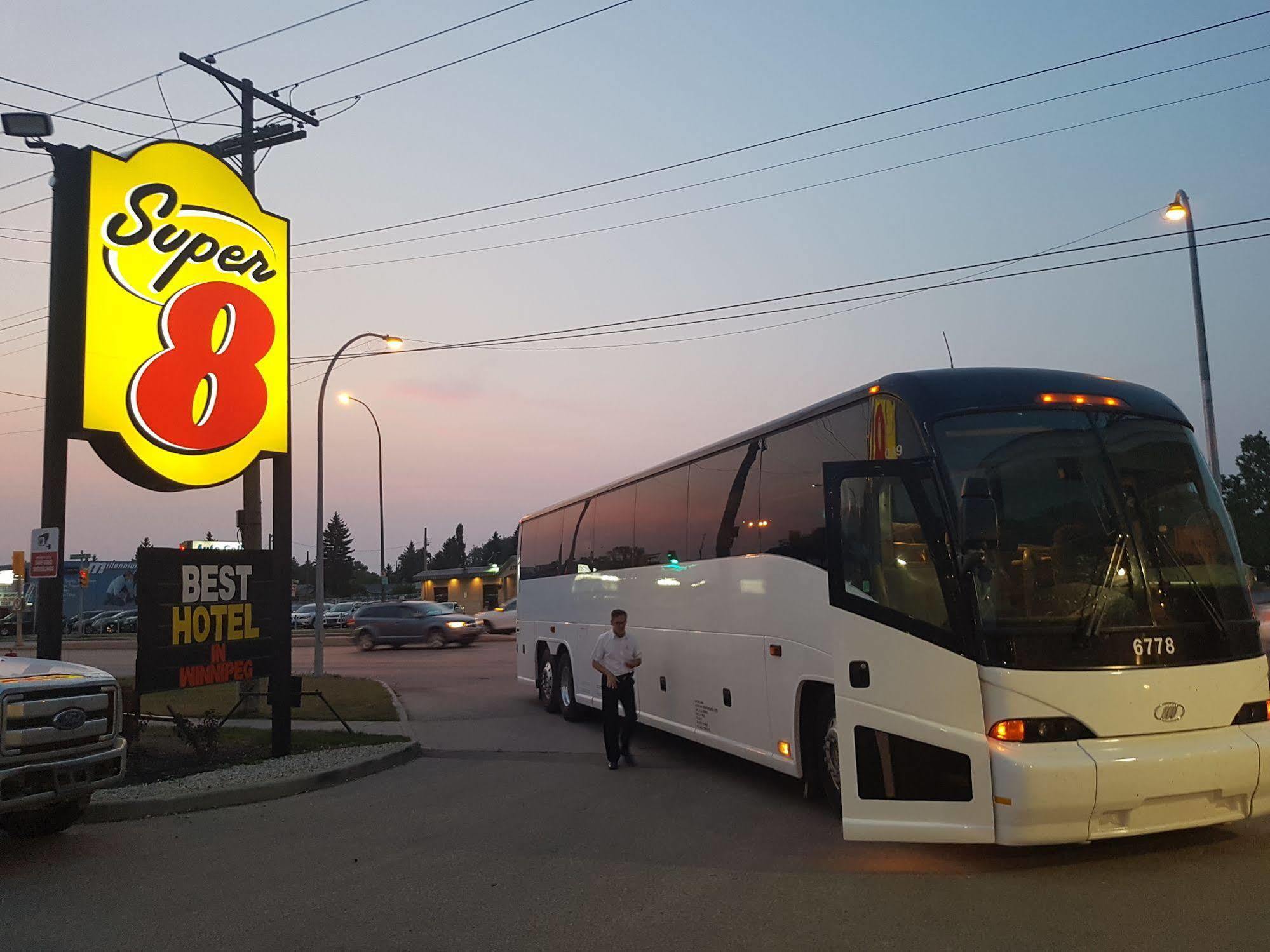 Super 8 By Wyndham Winnipeg West Buitenkant foto