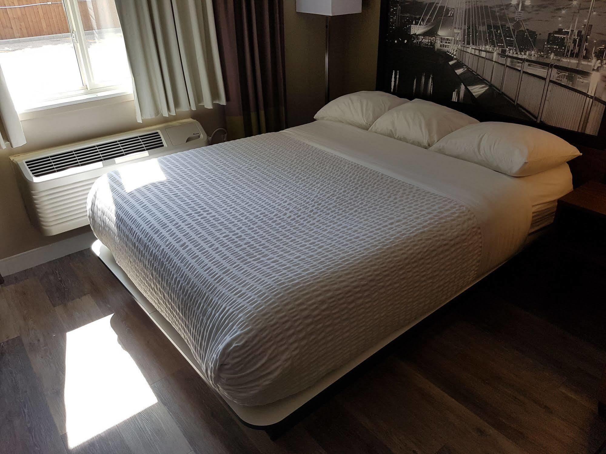 Super 8 By Wyndham Winnipeg West Buitenkant foto