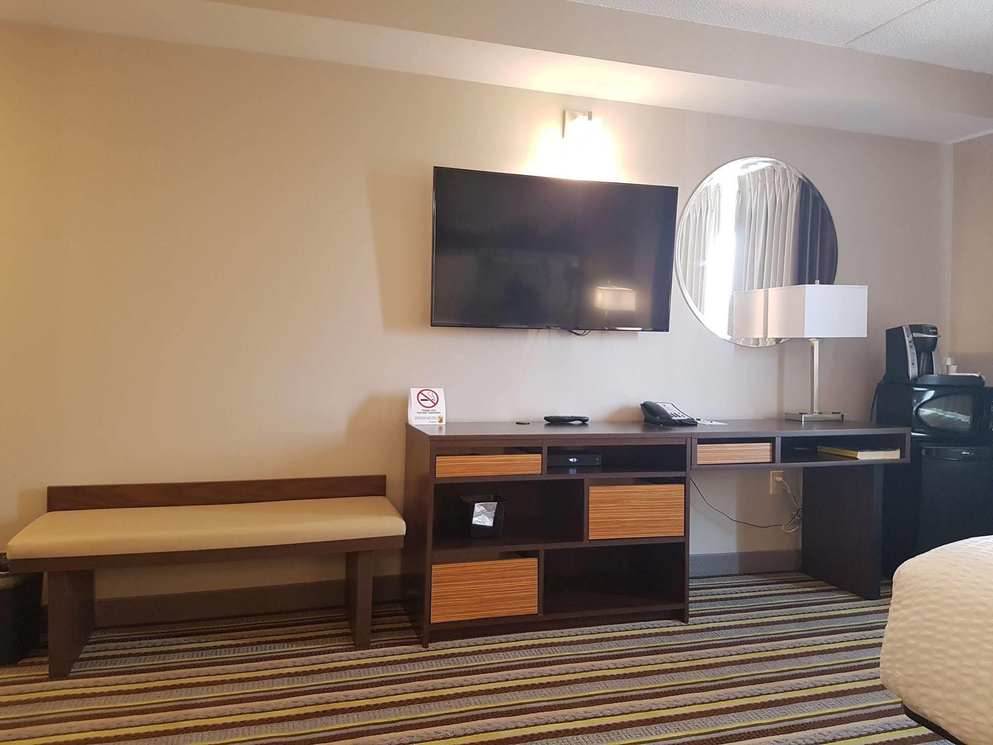 Super 8 By Wyndham Winnipeg West Buitenkant foto